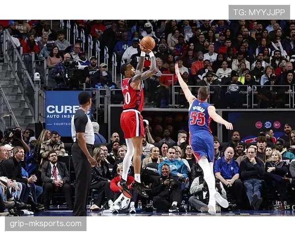 戴维斯边路发力攻防兼备,状态回升助力球队胜利