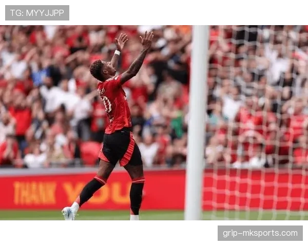 拉什福德技术表现稳健，横向对比同位置翼锋引发广泛关注