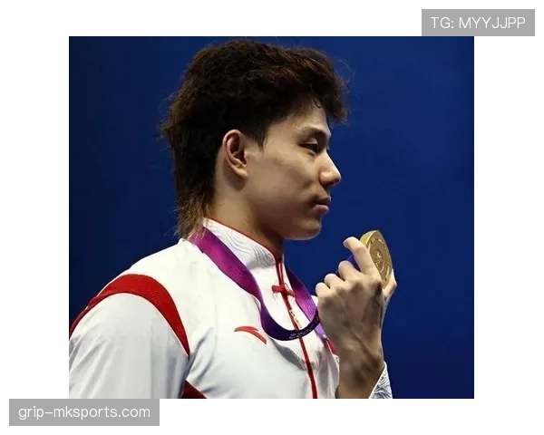 覃海洋训练完直接拎爱马仕去接娃？