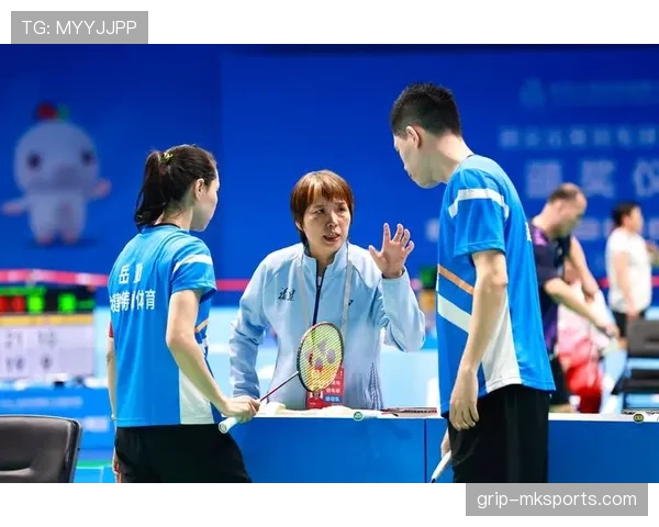 黄东萍训练完直接拎爱马仕去吃夜宵？